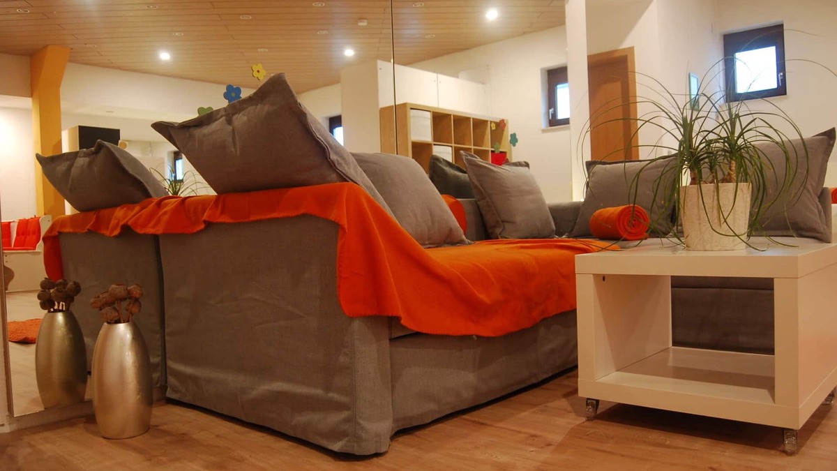 Neckarhausen Apartment | Nürtingen: spacious loft-style apartment between orchards and Neckar