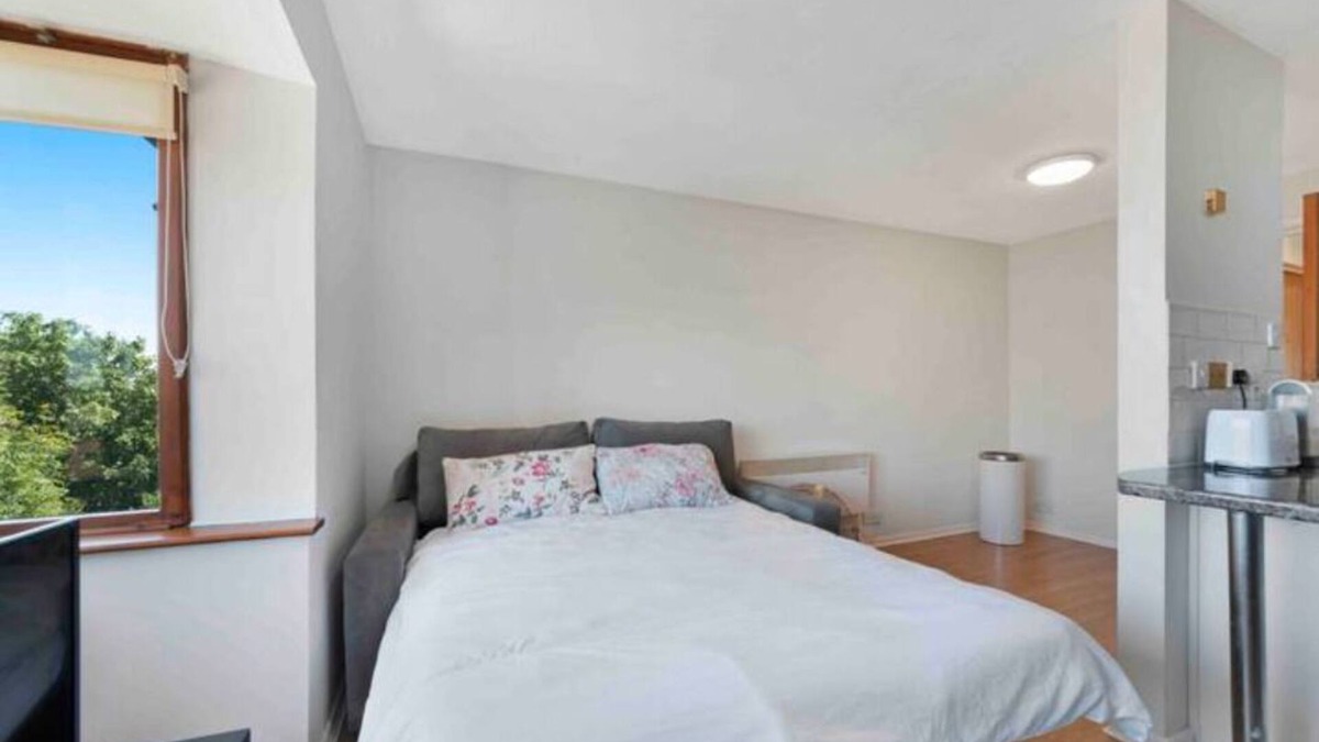 East Acton Apartment | N.Acton QUIET COSY 1 BED-PRIVATE FREE PARKING