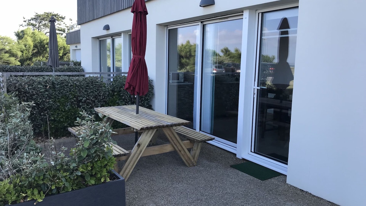 Plomodiern Apartment | n ° 7 located on the seafront, SOUTH direct access to the beach