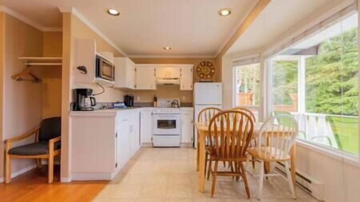 Alert Bay Cabin | (N) Deluxe Double Bedroom Cabin (non pet friendly)