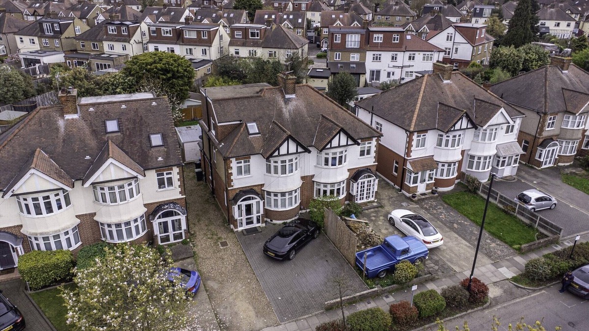 Enfield House | n"Exquisite 4/5 Bedroom Modern Marvel 5 minute walk to Enfield Town station