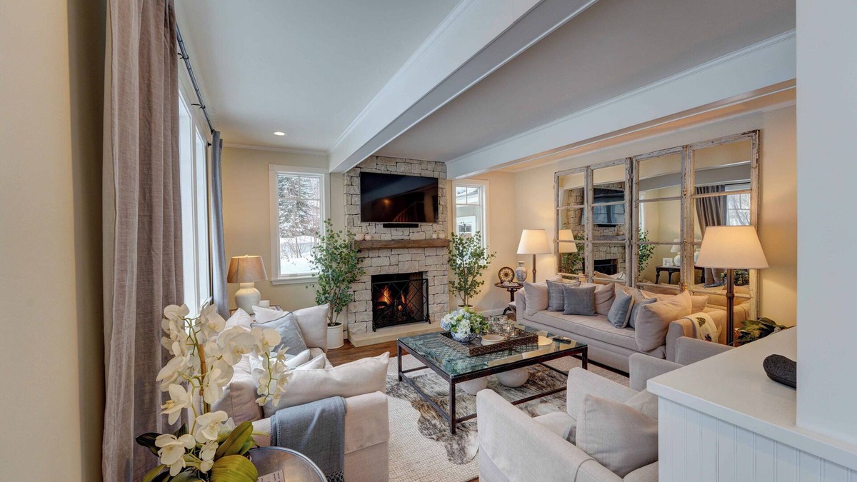 Ketchum House | n3 + Den or 4-Bedroom Rental w/2-Car Indoor Pkg, Minutes to Town & Ski Lodge!