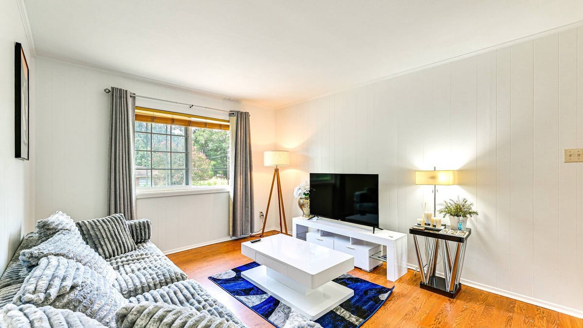 Nacogdoches Apartment | Nacogdoches Luxe 2BR Retreat, Walk to SFA, Pet-Friendly + Superhost Clean