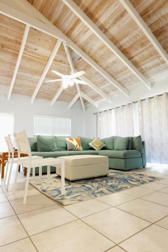Discovery Bay House | Nadhi - Waterfront House