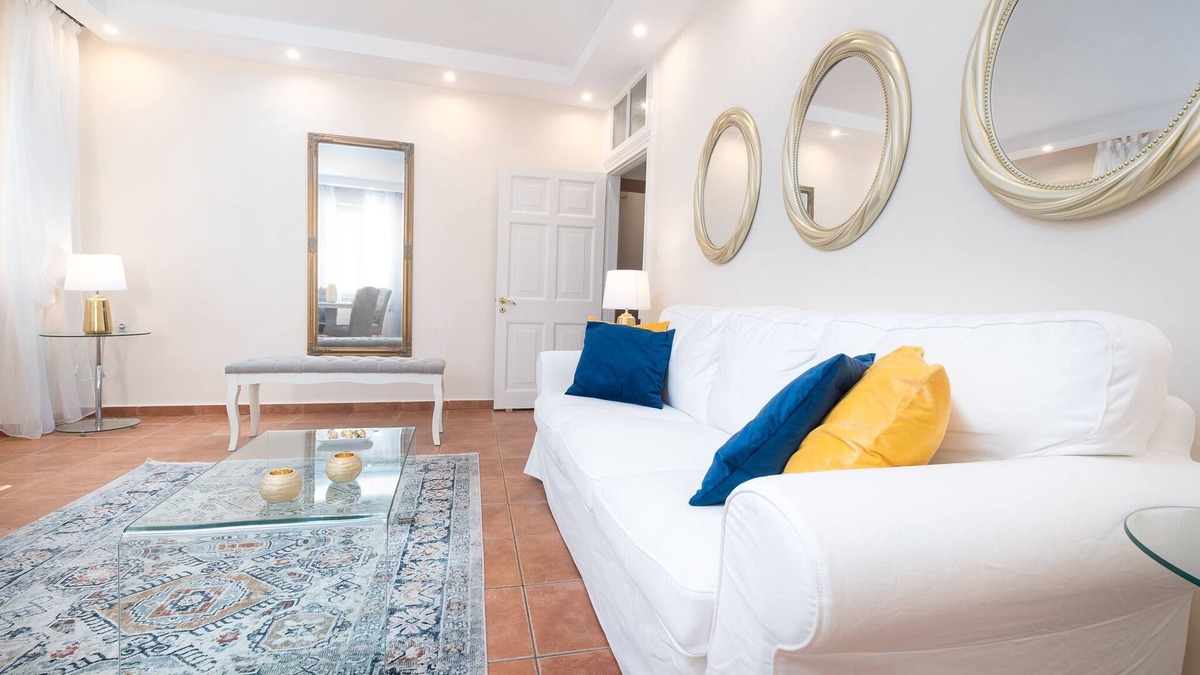 Old Town Apartment | Nadiona White Suite | Elegant Guilford Apartment | old Town center