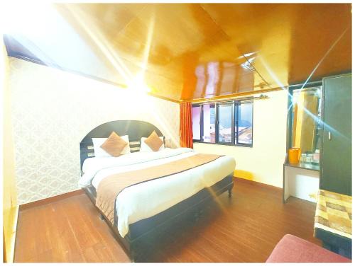 Mallital Hotel | NAINITAL HOTEL CHAND! REGENCY! - Near Naini Lake & mall road - with room service & free wi-fi available THE BEST HOTEL IN NAINITAL