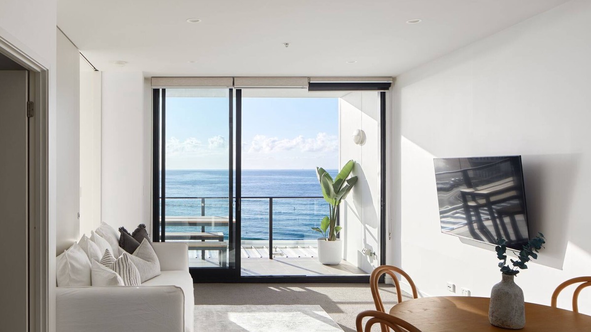 Newcastle Apartment | Nalu - holiday apartment overlooking Newcastle Beach