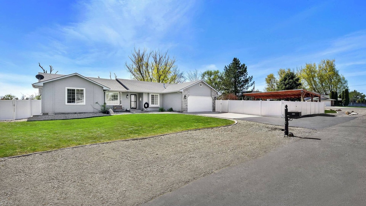 Nampa House | Nampa Backyard Beauty! Hot tub, ample parking area, shop and more!