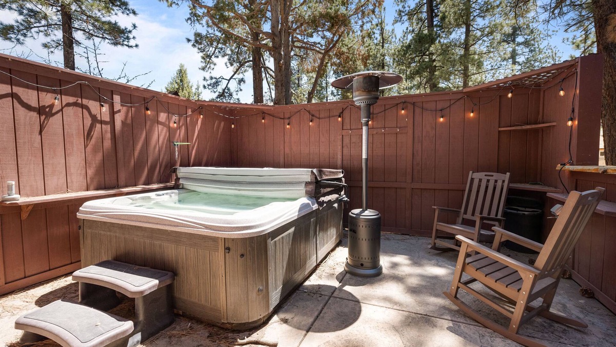 Peter Pan Cabin | Nana Bear Manor - Hot Tub, Fireplace, Deck, Barbecue