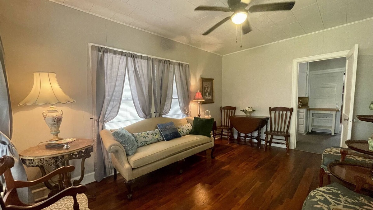 Hallsburg House | Nana's Cozy Country Getaway