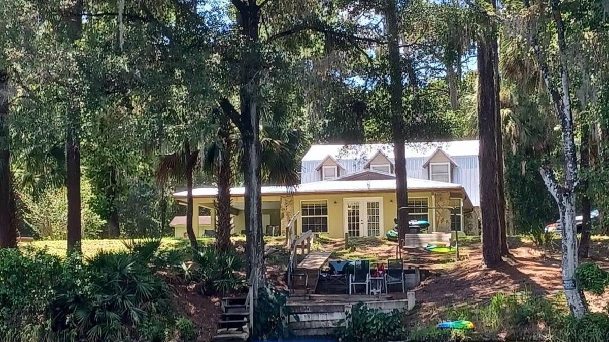 Dunnellon House | Nanas Rainbow riverhouse with waterfront close to headsprings