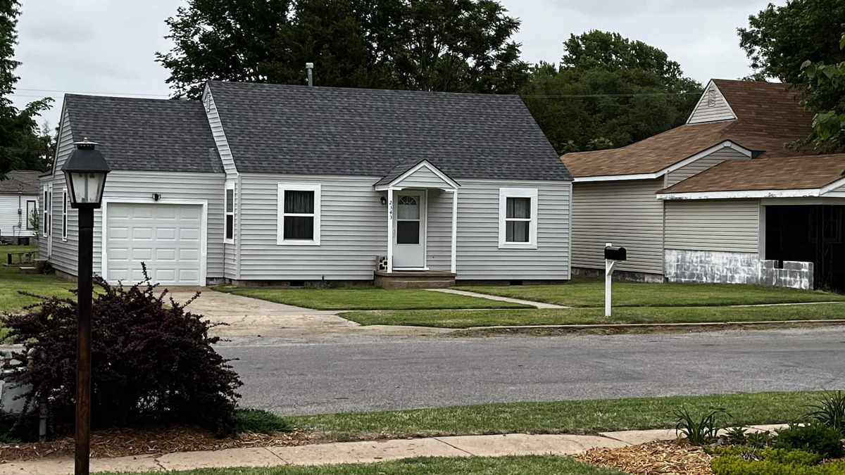 Waynoka House | Nancy Mae’s Cottage your home away from home, it’s all you need. Sleeps 6.