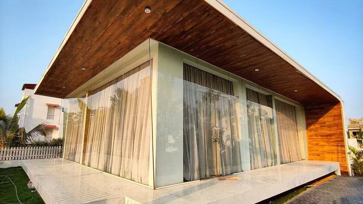Chikkaballapur House | Nandi Hills view - glass house