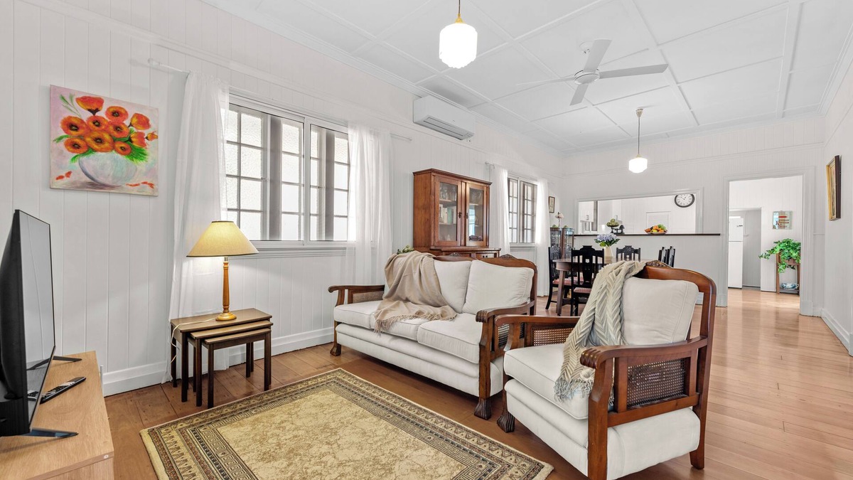 East Brisbane House | Nans House! 2bed, 1bath, 1car ~ East Brisbane