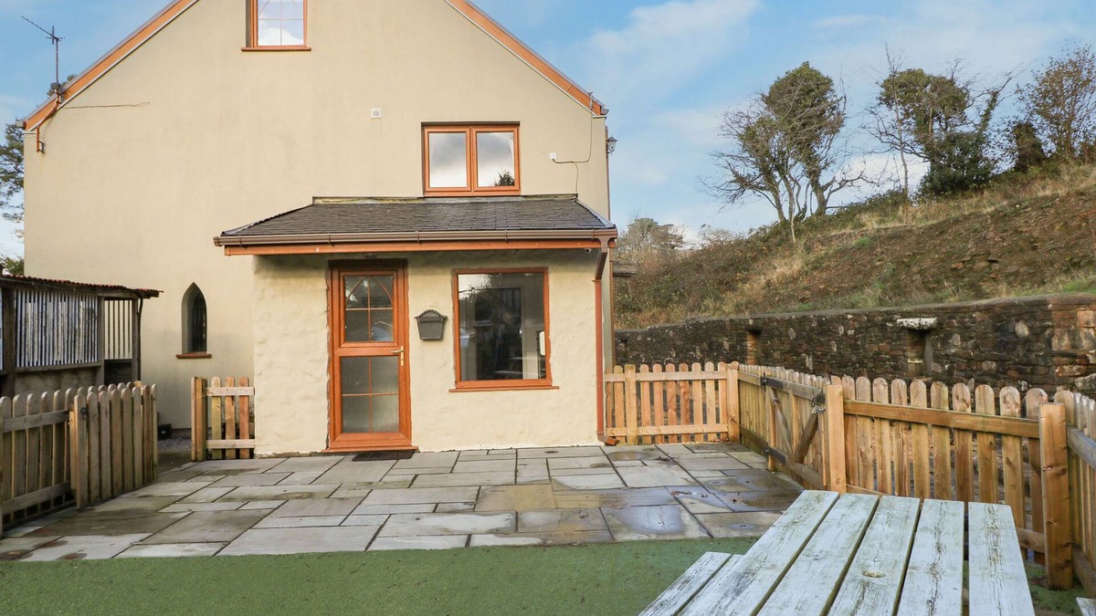 Mawr House | NANT MOEL ISAF FARM, pet friendly, with hot tub in Pontardawe