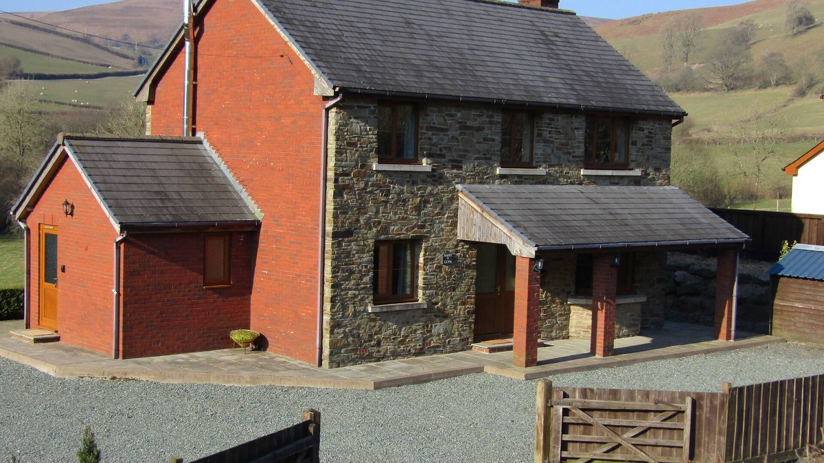 Glascwm House | Nant-Y-Glyn Holiday Accommodation set in a beautiful rural hamlet location