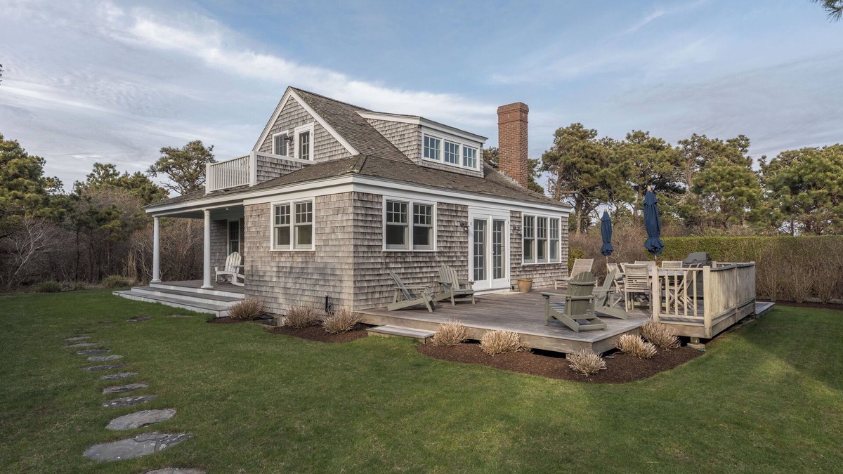 Surfside House | Nantucket getaway minutes to Surfside beaches