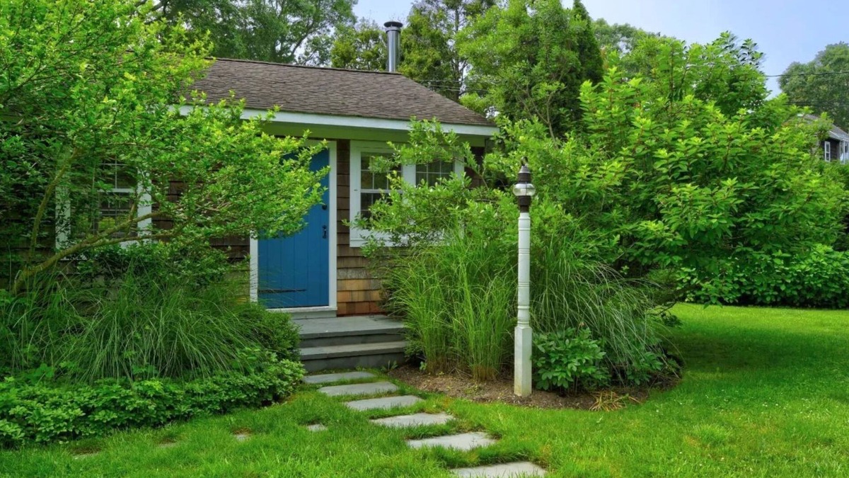 Wainscott House | Nantucket Style Beach Cottage South of the highway