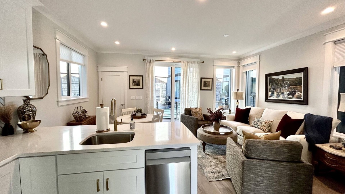 Wilmington Historic District Boat Rental | Napa at The Cove - Luxury Houseboat in Wilmington, NC