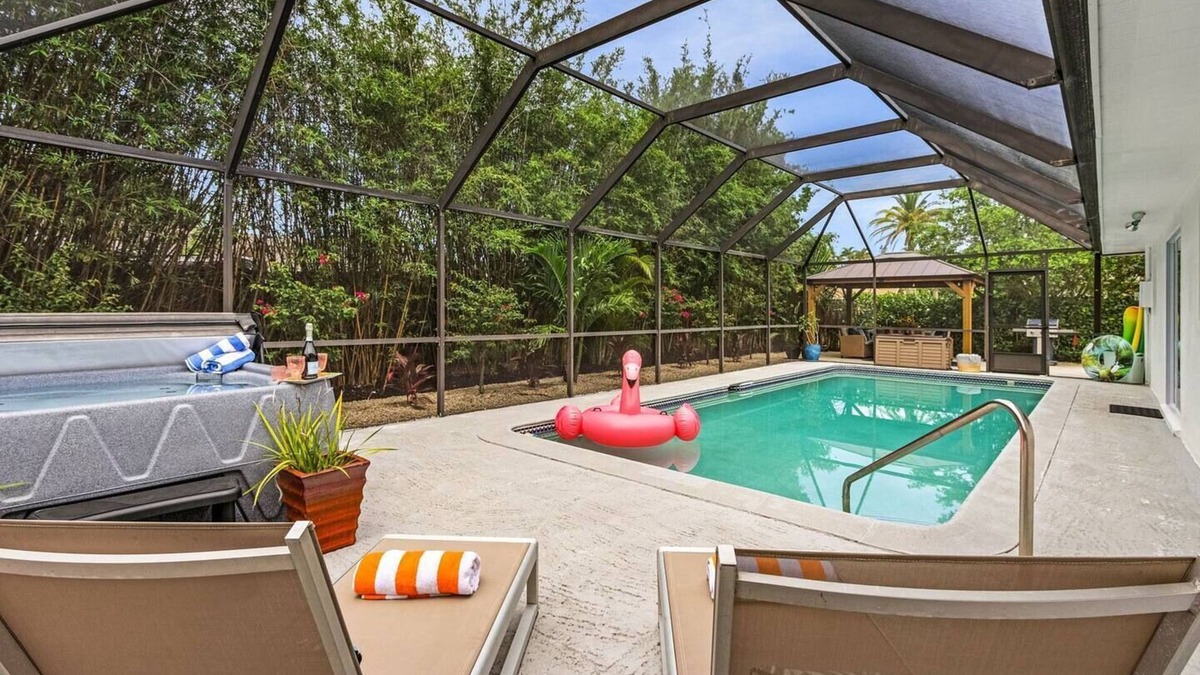 Central Naples House | Naples 3 BDRM/Resort Style/Htd Pool/Hot Tub/BBQ