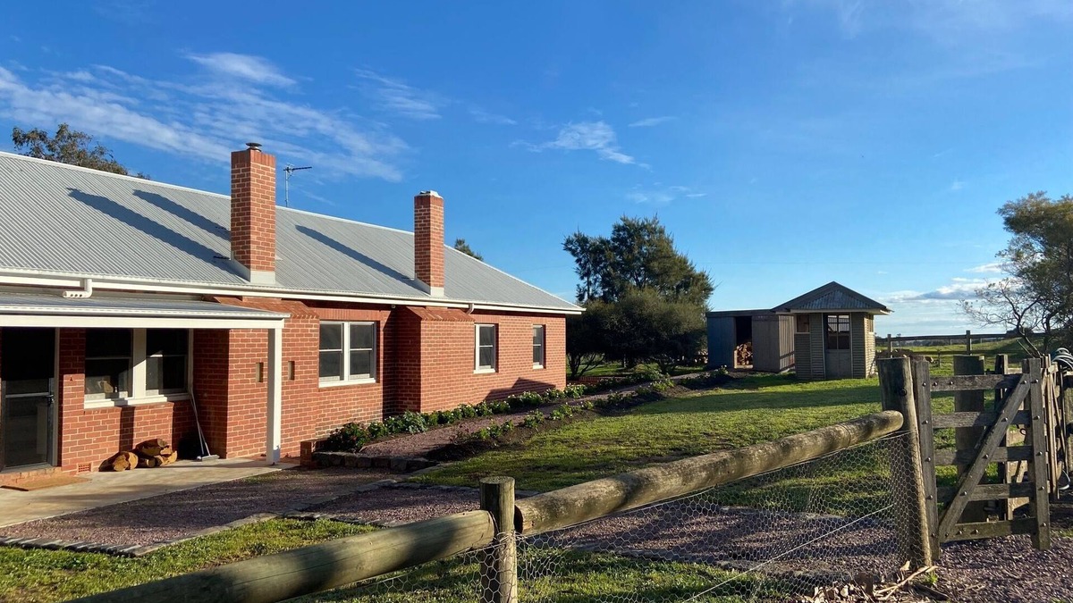 Wallinduc Other | Naringal Station - Shearer's Quarters Farmstay - Huge Farmhouse for 18 people!