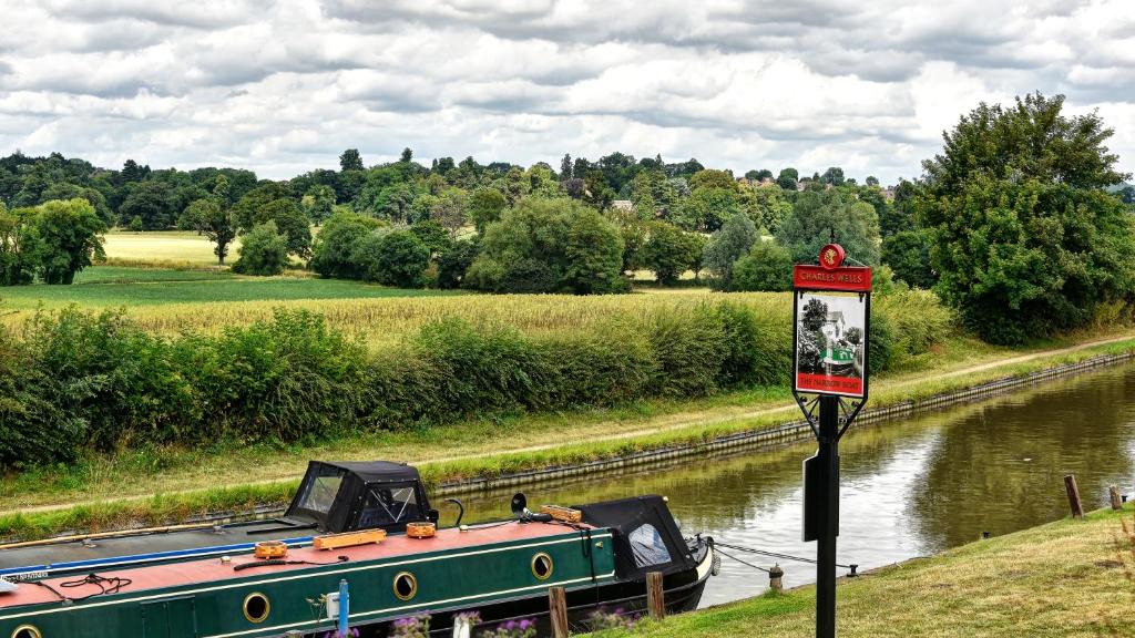 Loddington Hotel | Narrowboat at Weedon