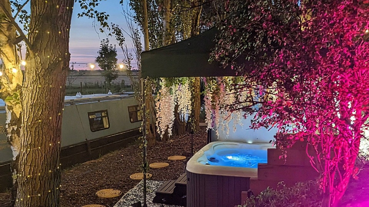 North Wheatley Cabin | Narrowboat With Hot Tub, Spa, Cruising And More