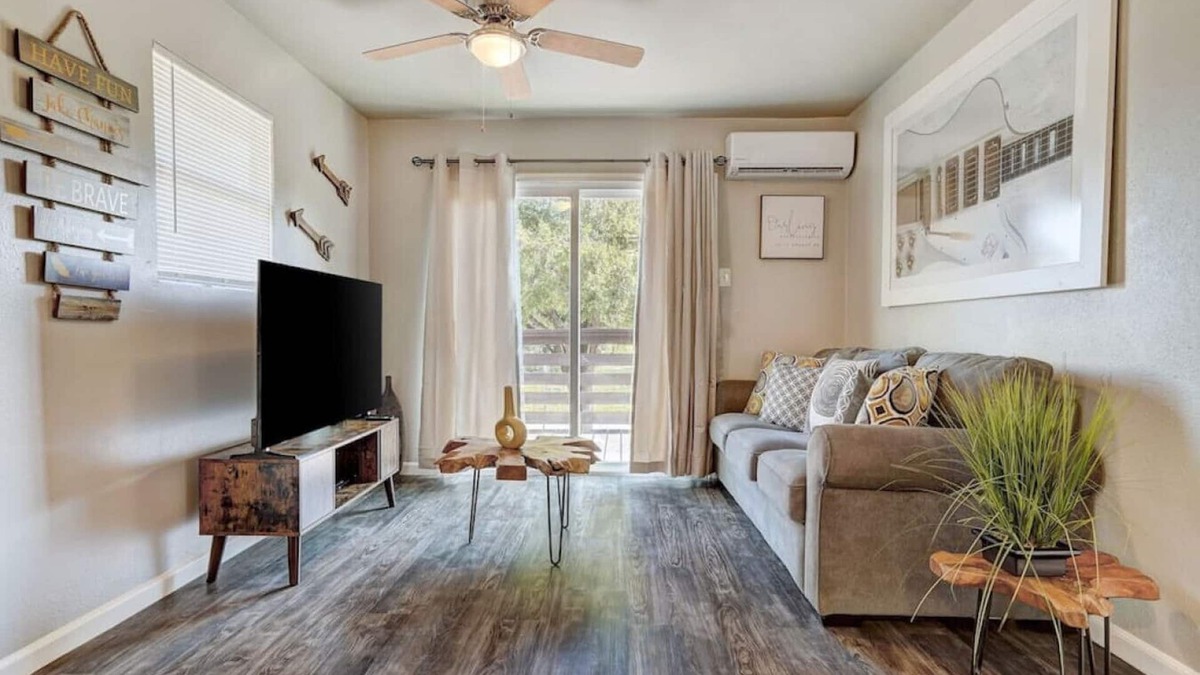 Round Rock Apartment | Nash A · Downtown Round Rock Group Getaway