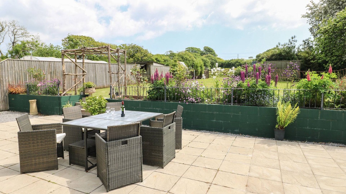 Cosheston House | NASH LODGE, pet friendly, country holiday cottage in Pembroke