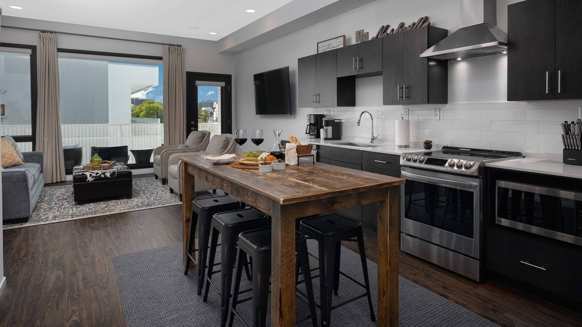 Edgehill Condo | Nashville Condo-Walking Distance to The Gulch, Free Parking, Private Balcony