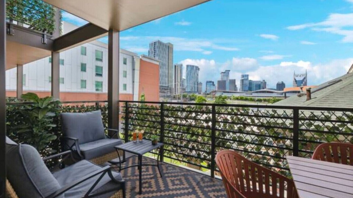 Downtown Nashville Apartment | Nashville HYVE Music City