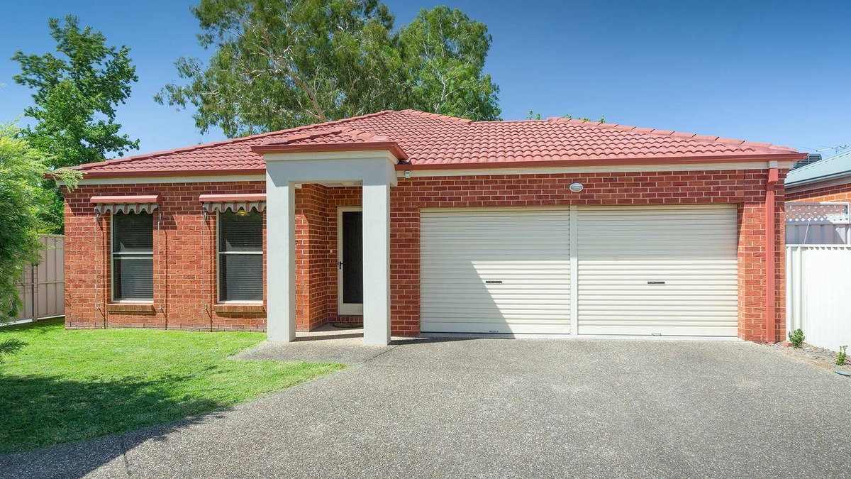 Albury House | Nathan Avenue Villa- comfortable, affordable townhouse with double garage - Three bedroom stylish townhouse with two queens, two singles and a trundle