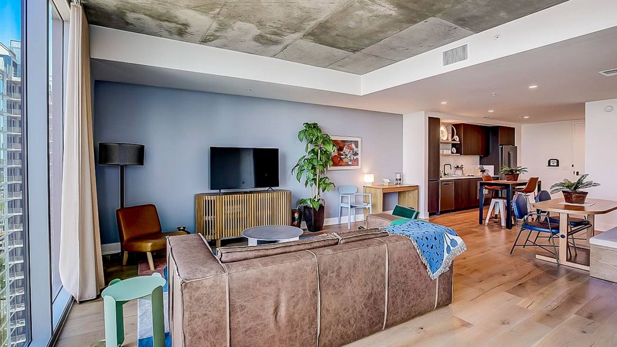 Rainey Street Historic District Condo | Natiivo 19th flr condo w/amazing lake-view balcony, rooftop pool, gym