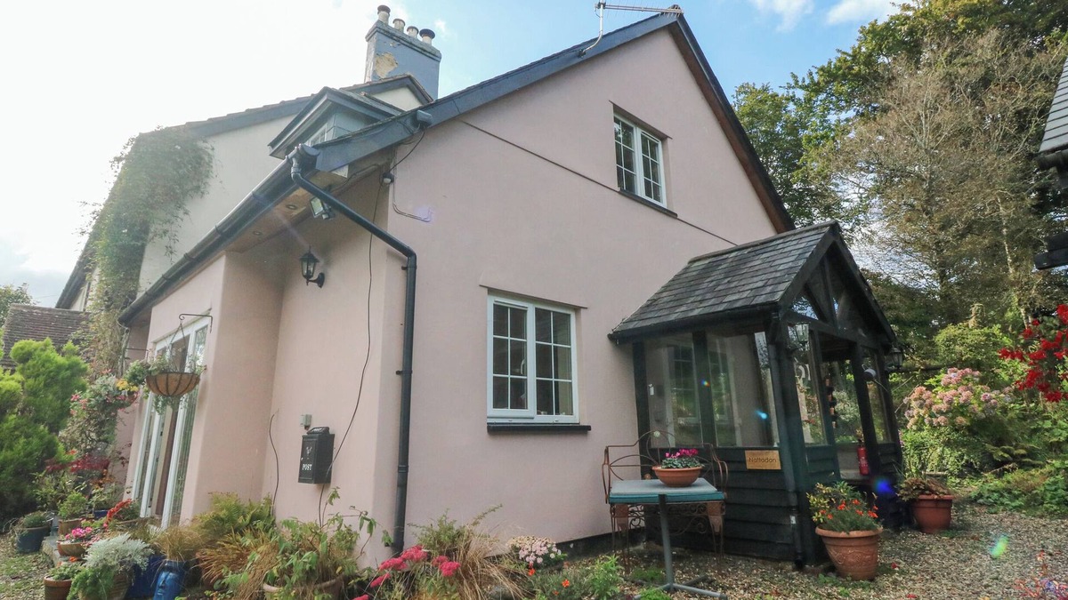 Okehampton Cottage | NATTADEN @ FOURWINDS, pet friendly, with open fire in Okehampton