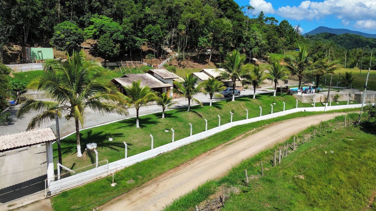 Camboriu House | Natural Refuge in Balneário Camboriú: Beach, Beach Tennis and Pool in Harmony