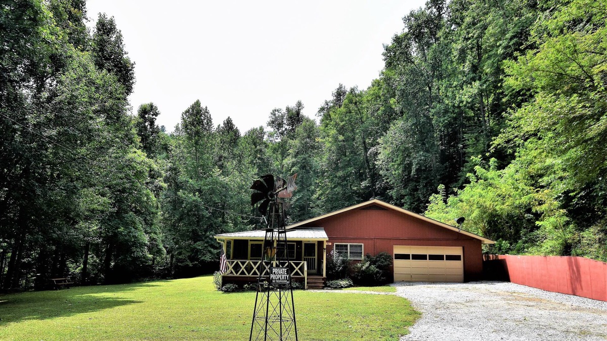 Rabun Gap Cabin | Natural Waterfall, Pond, and 2 1/2 acres of dog paradise!