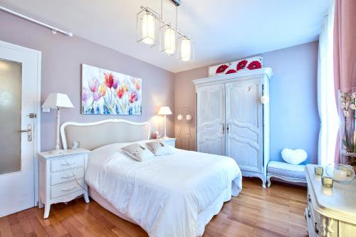 Les Poulettes Bed & Breakfast | NATURALBNB - Chambres d'hôtes bios, éthiques - Au calme, confort dans résidence fermée - PARKING GRATUIT, SECURISE - Garage vélos et motos - OFFERT SUPER PETIT DEJEUNER local et bio sucré salé