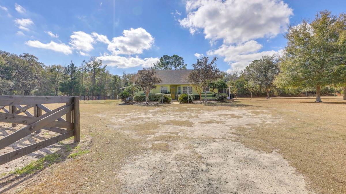 Williston House | Nature Coast Farmhouse w/Screened-In Porch!