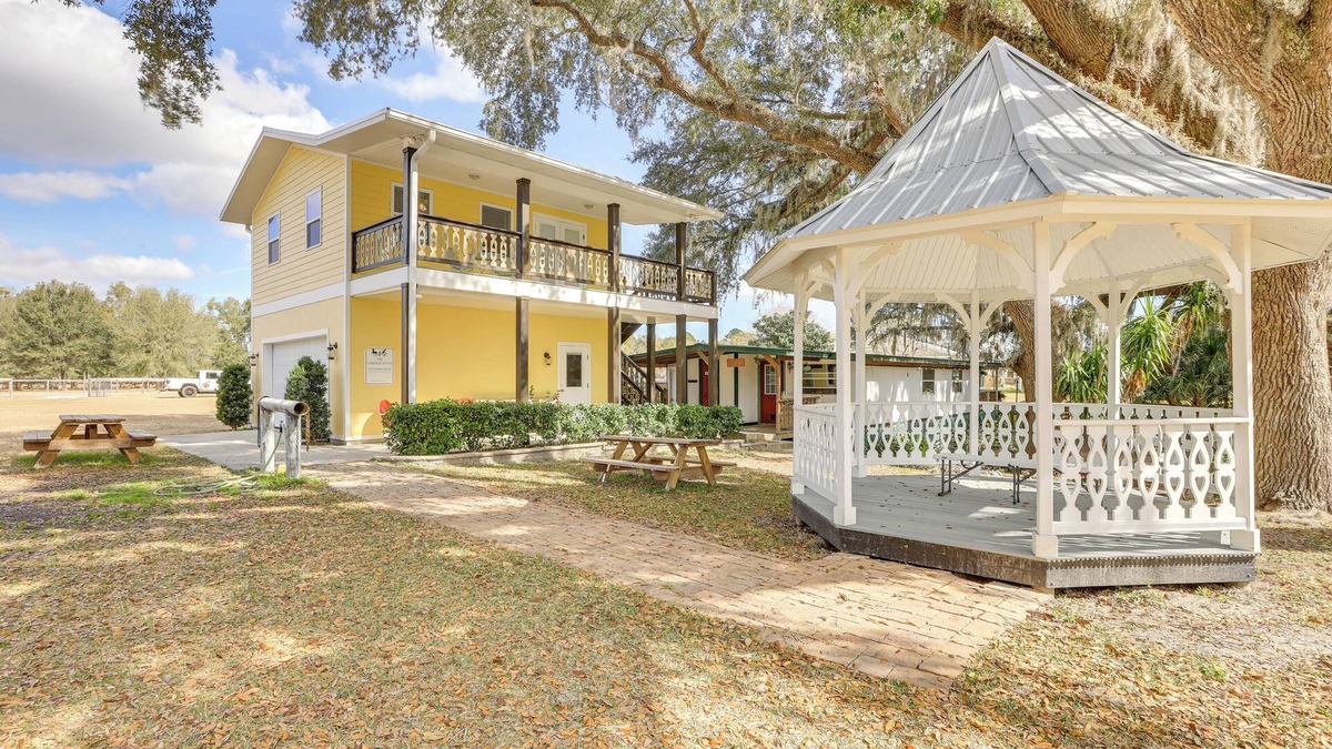 Williston Apartment | Nature Coast Hideaway w/Deck on 5 Acres