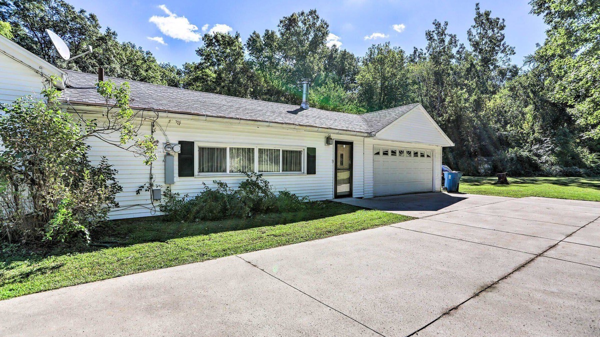 Toledo Villa | Nature + Comfort: 4BR Retreat on 5 Acres Near UT