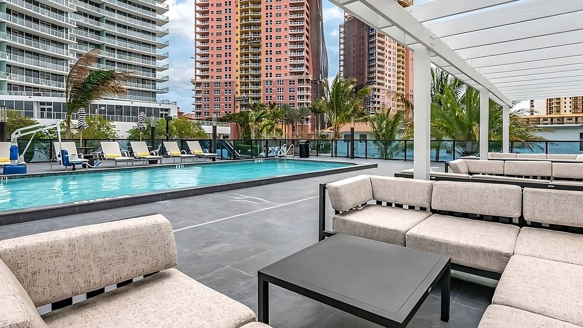 Lauderdale Beach House | Nature Escape! Walk to the Beach! Spacious Unit, Pool