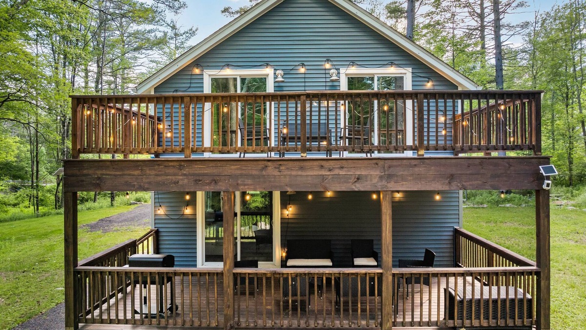 Sparrow Bush House | Nature Getaway ~ Creek, Firepit, Deck, Privacy