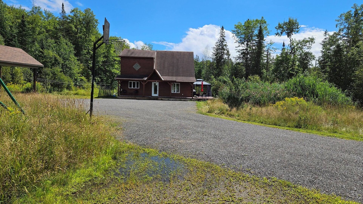Val-des-Monts House | Nature lover’s retreat in the forest. Near hiking, skiing, swimming, etcn