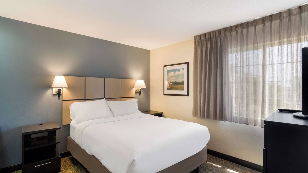 Brentwood Hotel | Nature Meets Comfort | Full Kitchen, Pet-friendly, Long Stays Welcome