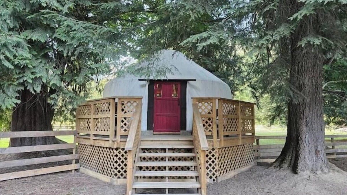 Upper Squamish House | Nature Nook Yurt - Red Door