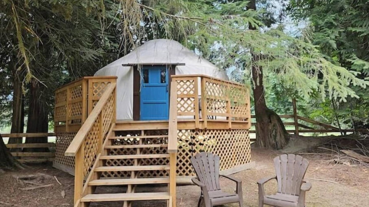 Upper Squamish House | Nature Nook Yurt - Blue Door