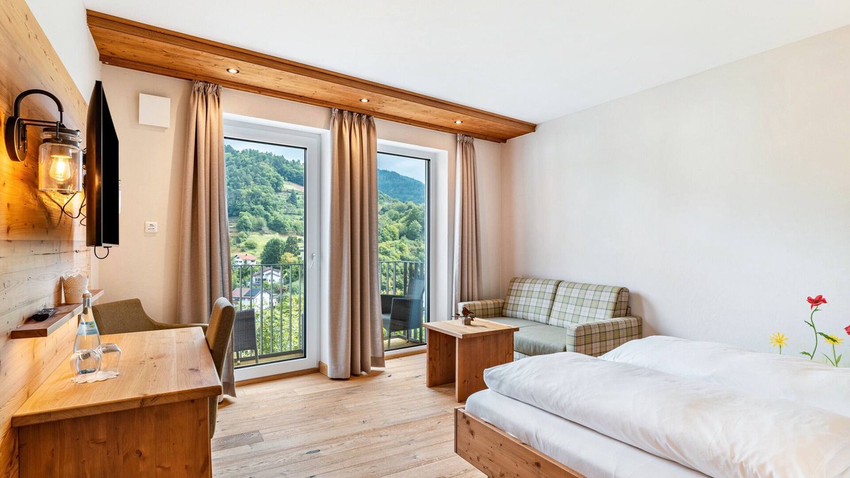 Buehlertal Apartment | Nature Room 'Flower Meadow' with Balcony, Wi-Fi and Air Conditioning