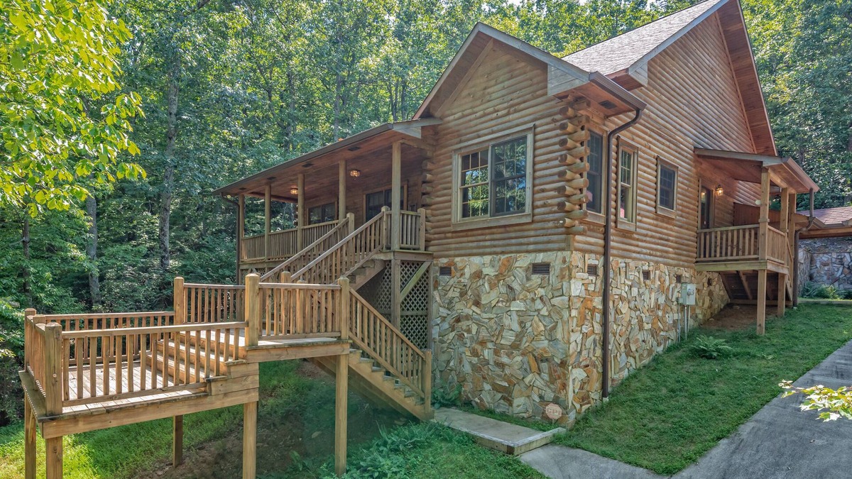 Lynn House | Nature's Den | Pet-Friendly, Mountaintop Cabin in Columbus