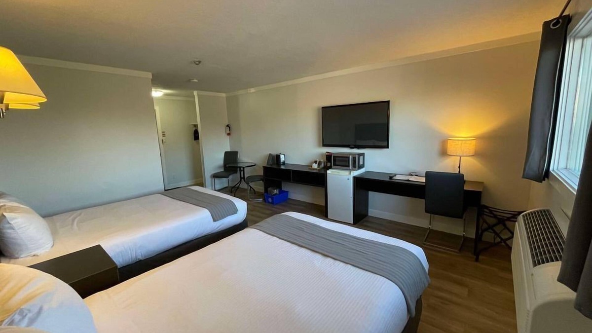 Keewatin Hotel | Nature's Inn Kenora