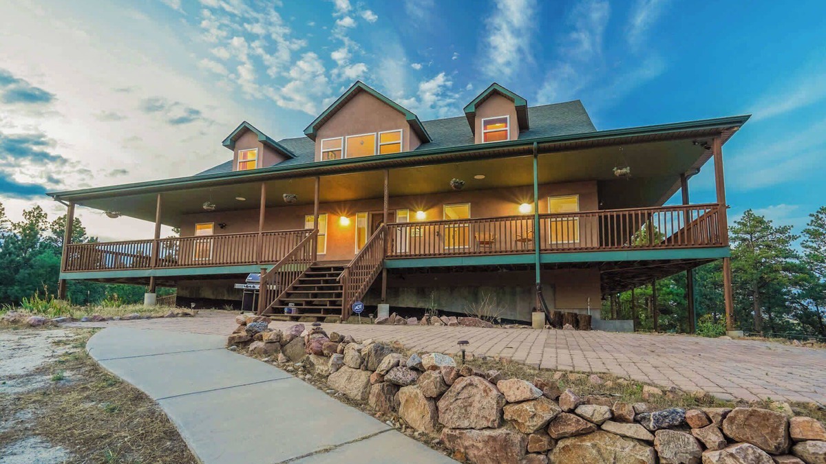 Peyton House | Nature's Oasis, 4BD Ranch Retreat, Hot tub!